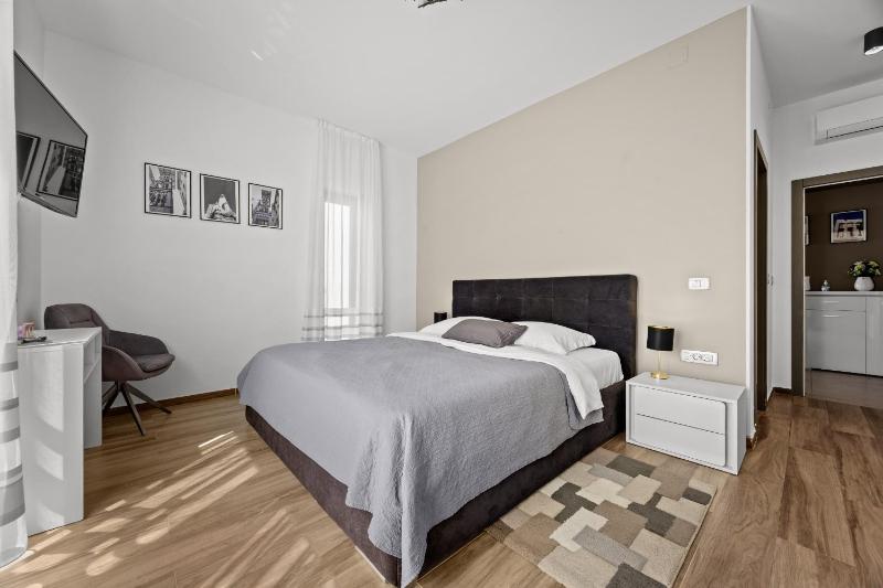 Villa Ula in Pula with heated pool sauna & private tennis court - image 42