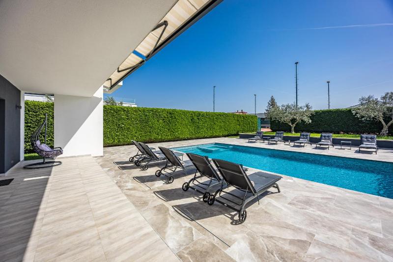 Villa Ula in Pula with heated pool sauna & private tennis court - image 26