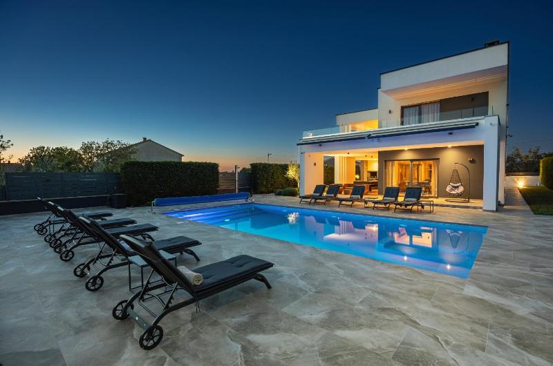 Villa Ula in Pula with heated pool sauna & private tennis court - image 25