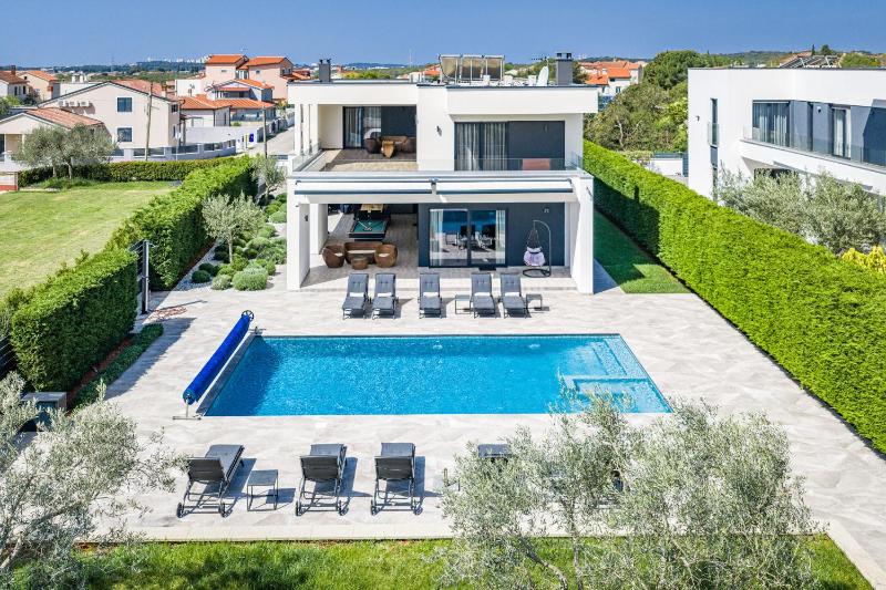 Villa Ula in Pula with heated pool sauna & private tennis court - image 44
