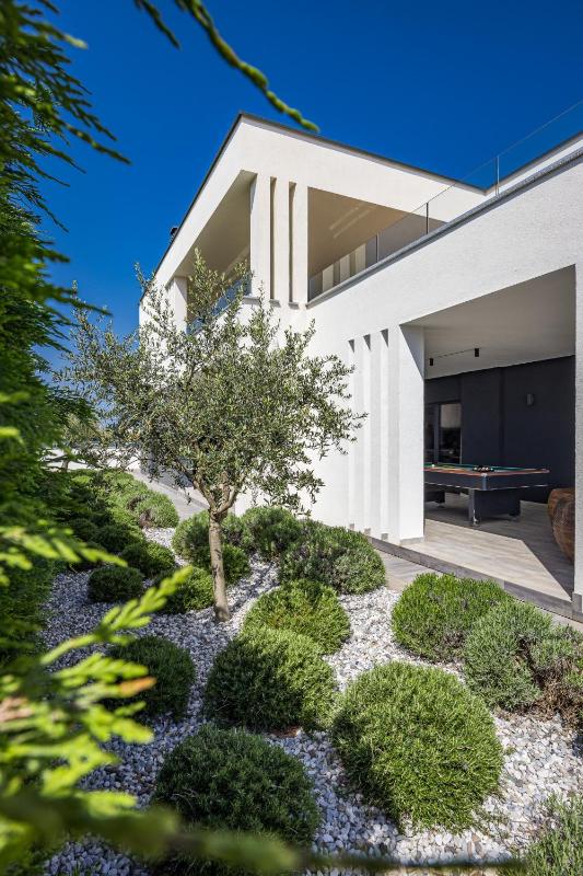 Villa Ula in Pula with heated pool sauna & private tennis court - image 7