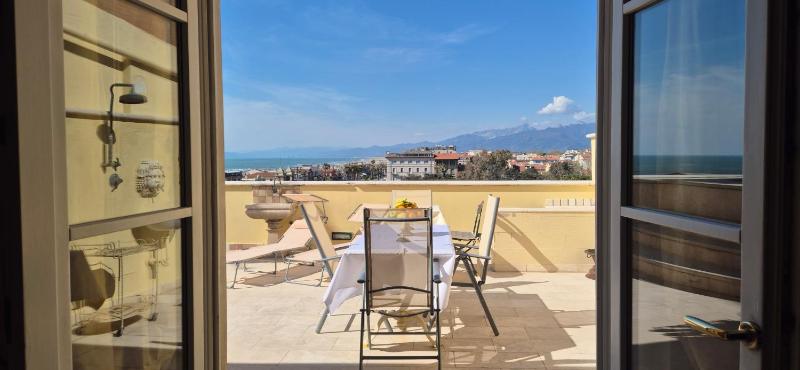 Prestigioso attico con terrazza vista mare a Viareggio - image 1