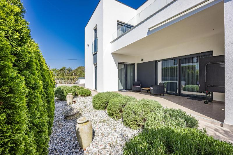 Villa Una in Pula with heated pool and whirlpool - image 17