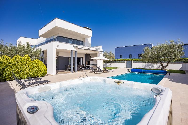 Villa Una in Pula with heated pool and whirlpool - image 27