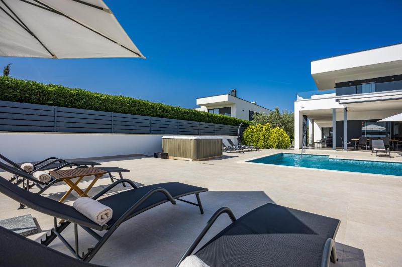 Villa Una in Pula with heated pool and whirlpool - image 47