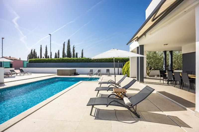 Villa Una in Pula with heated pool and whirlpool - image 29