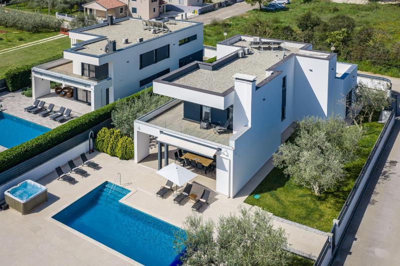 Villa Una in Pula with heated pool and whirlpool - image 14