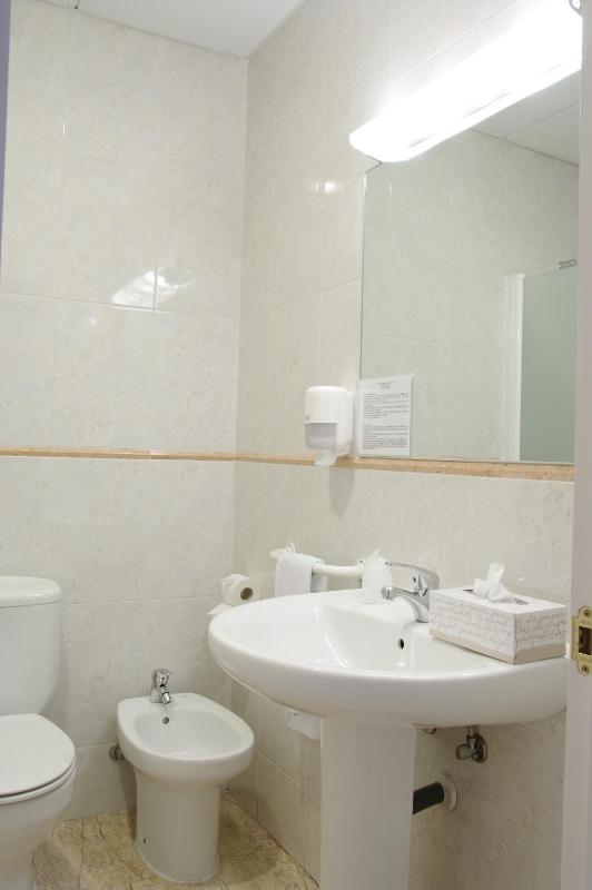 Standard Triple Room image 2