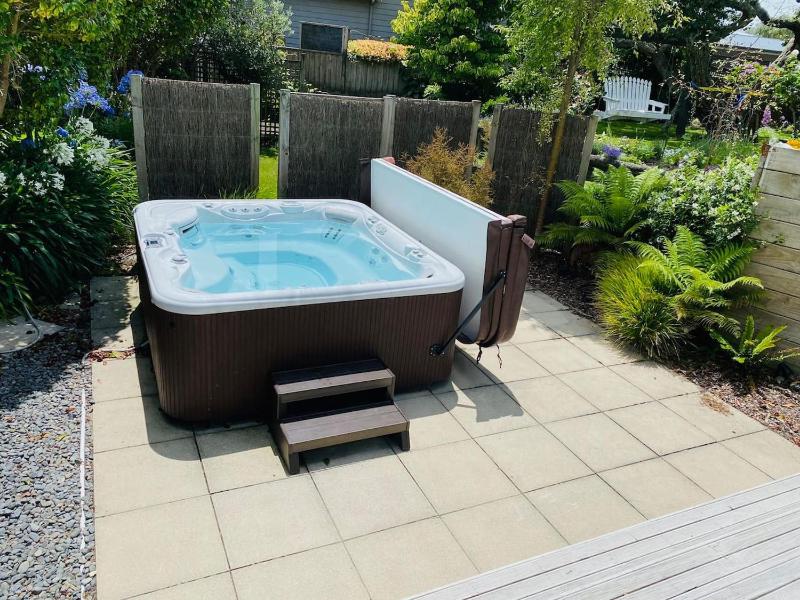 Spacious 4 BRM home with spa and large garden - image 3