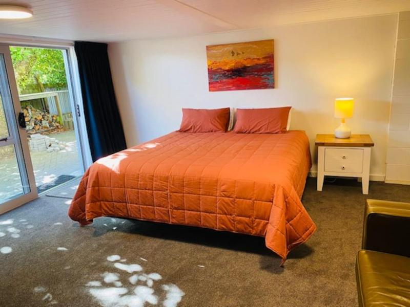 Spacious 4 BRM home with spa and large garden - image 18