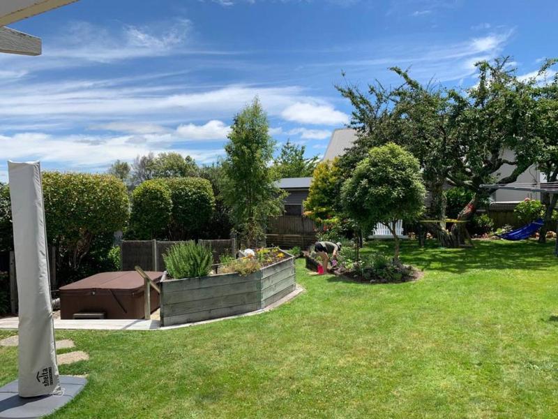 Spacious 4 BRM home with spa and large garden - image 4