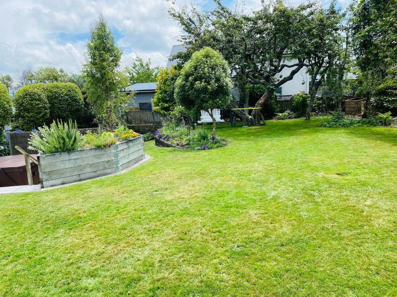 Spacious 4 BRM home with spa and large garden - image 6