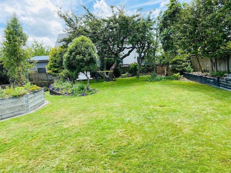 Spacious 4 BRM home with spa and large garden - image 16