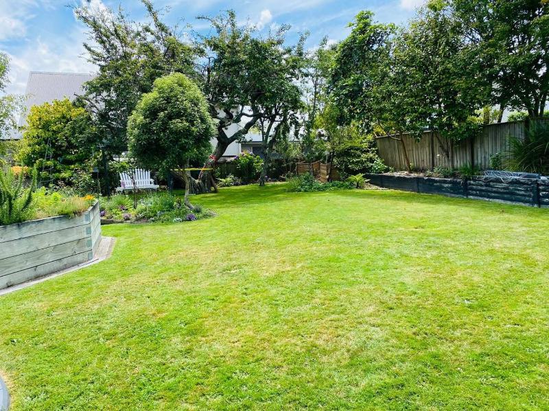 Spacious 4 BRM home with spa and large garden - image 49