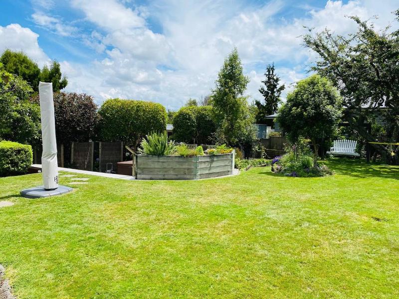 Spacious 4 BRM home with spa and large garden - image 27