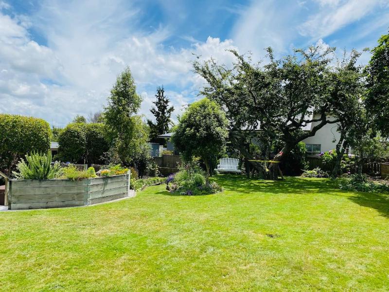 Spacious 4 BRM home with spa and large garden - image 10