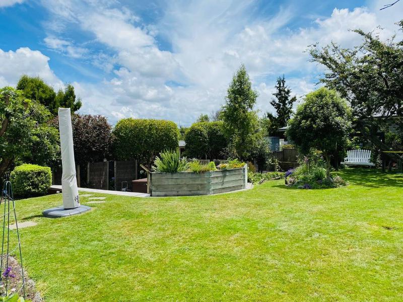 Spacious 4 BRM home with spa and large garden - image 33