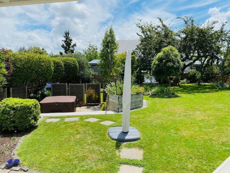Spacious 4 BRM home with spa and large garden - image 39