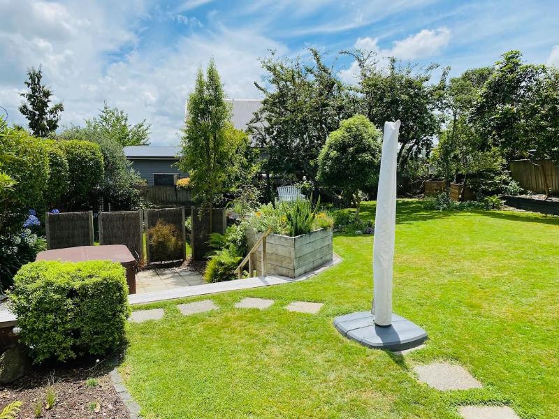 Spacious 4 BRM home with spa and large garden - image 31