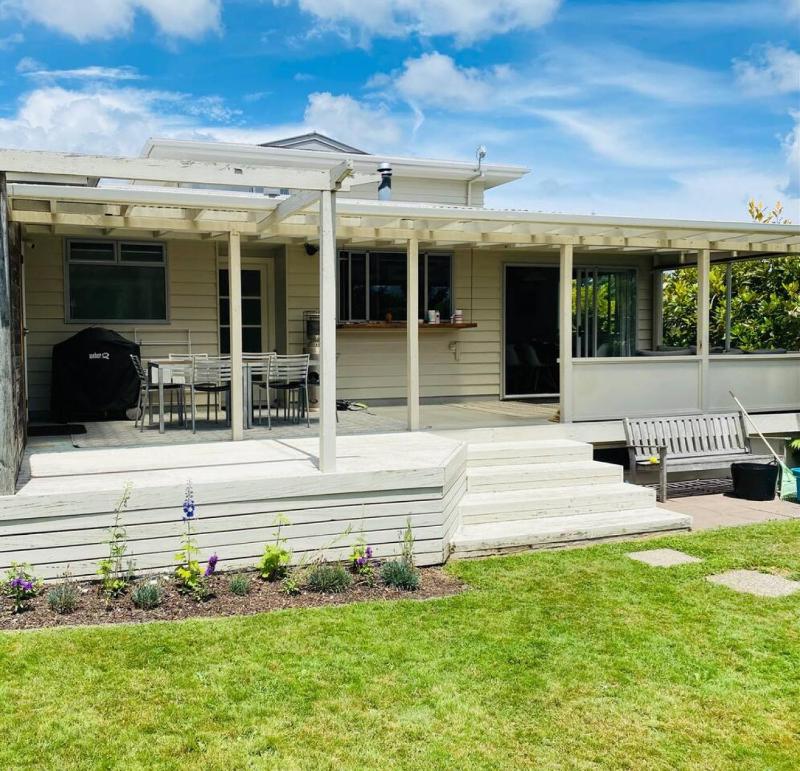 Spacious 4 BRM home with spa and large garden - image 13