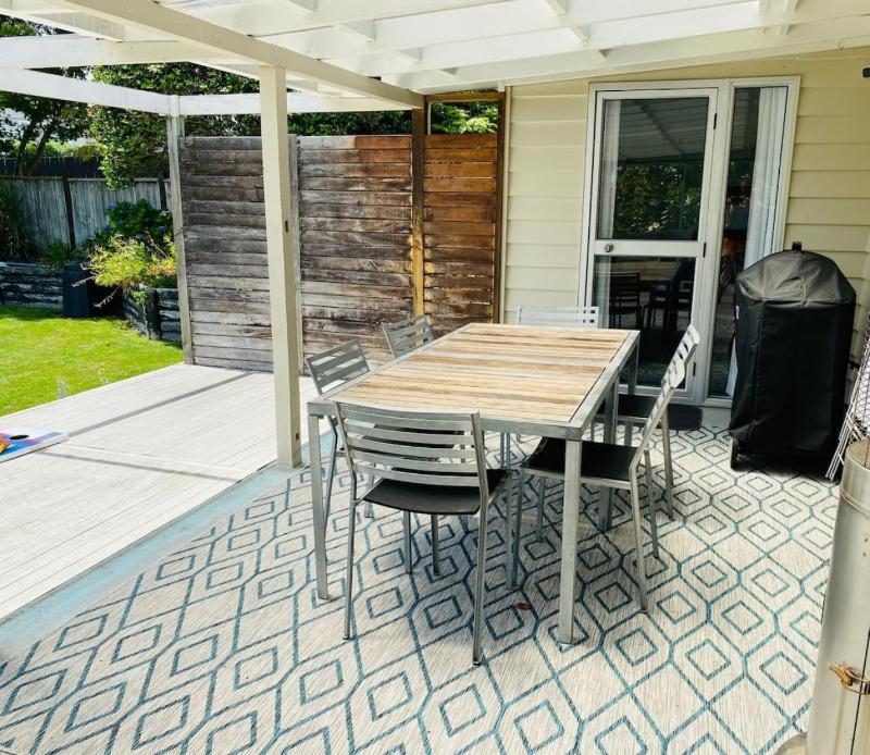 Spacious 4 BRM home with spa and large garden - image 46