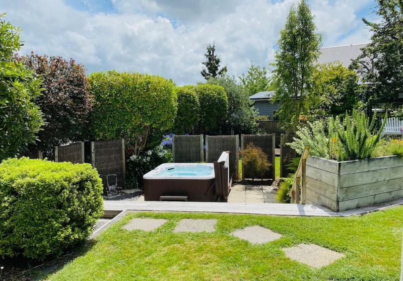 Spacious 4 BRM home with spa and large garden - image 17