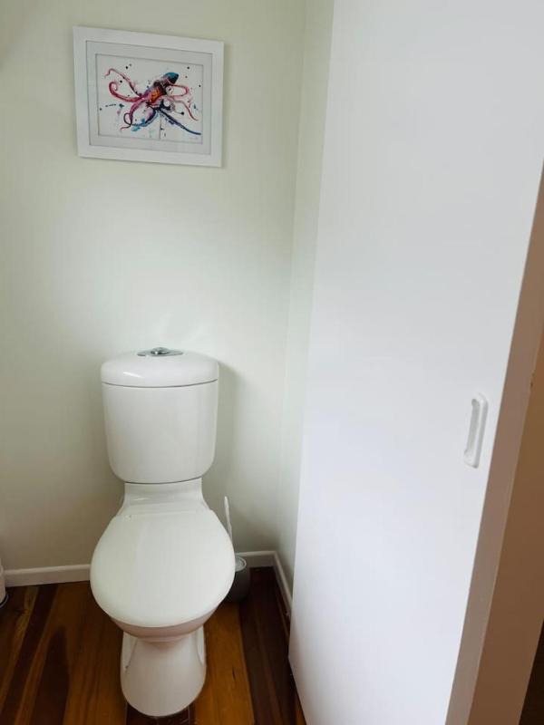 Spacious 4 BRM home with spa and large garden - image 21
