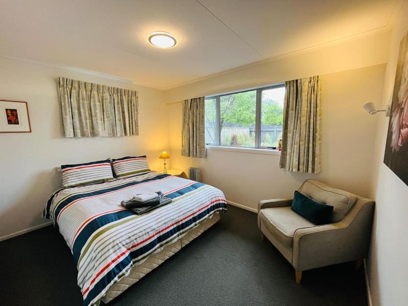 Spacious 4 BRM home with spa and large garden - image 15