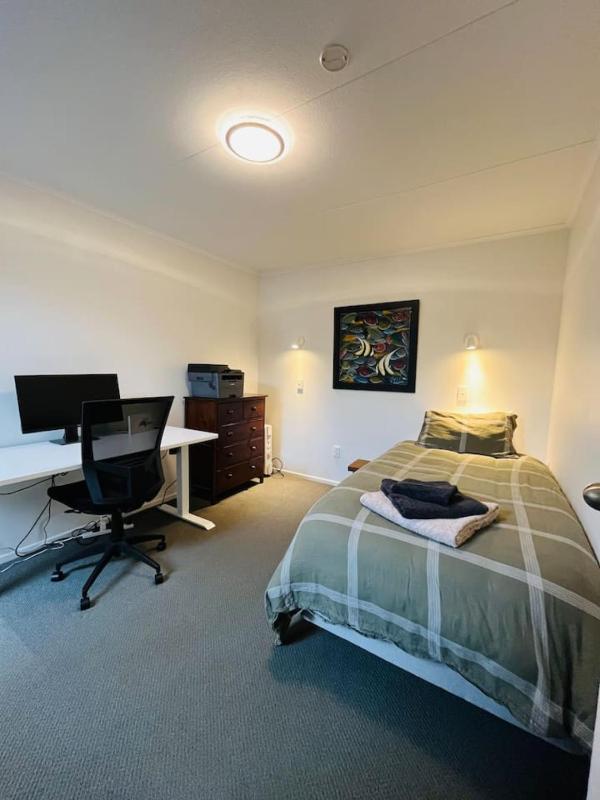 Spacious 4 BRM home with spa and large garden - image 32