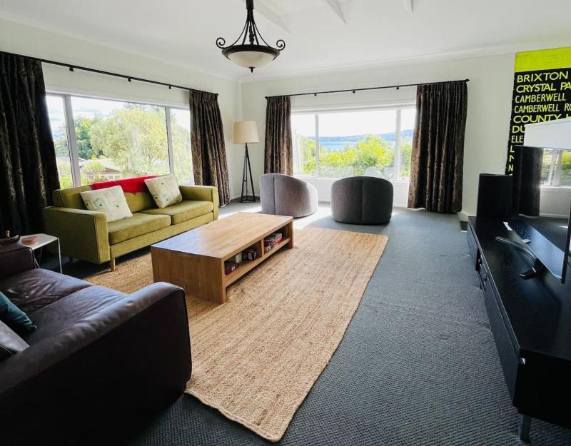 Spacious 4 BRM home with spa and large garden - image 22