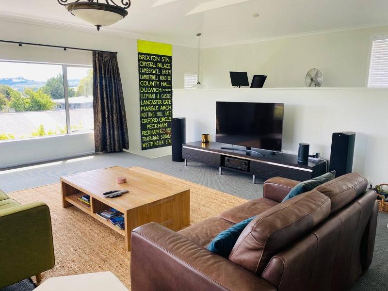 Spacious 4 BRM home with spa and large garden - image 11