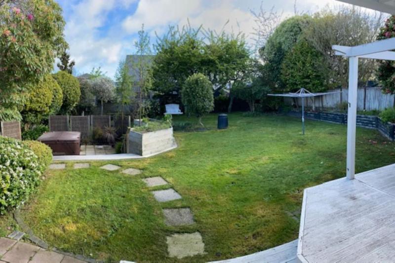 Spacious 4 BRM home with spa and large garden - image 24