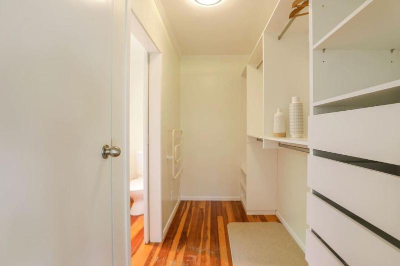 Spacious 4 BRM home with spa and large garden - image 43