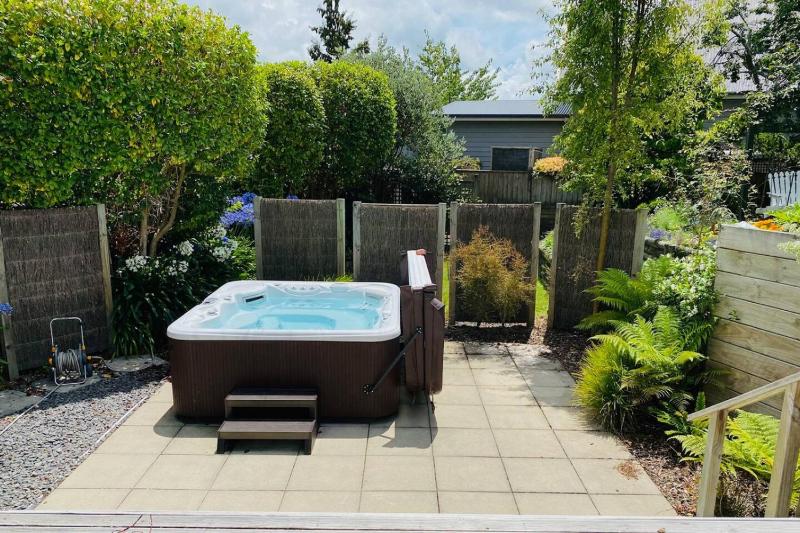 Spacious 4 BRM home with spa and large garden - image 14