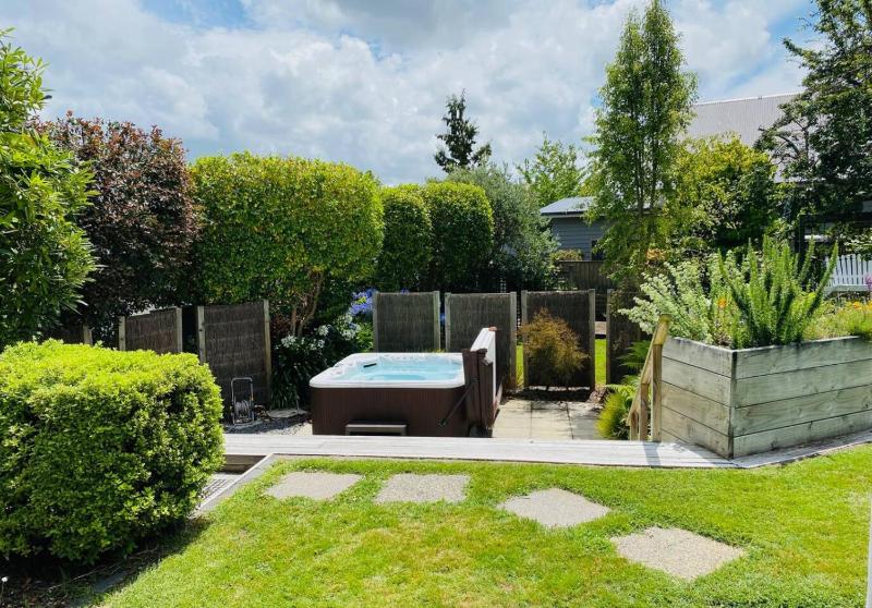 Spacious 4 BRM home with spa and large garden - image 5
