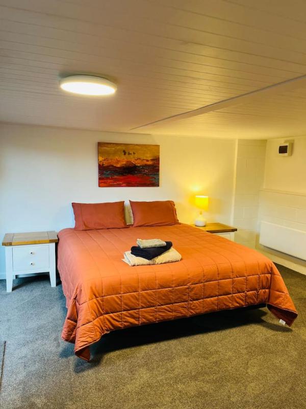 Spacious 4 BRM home with spa and large garden - image 20