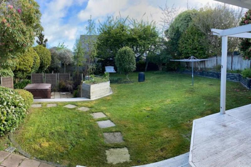Spacious 4 BRM home with spa and large garden - image 30
