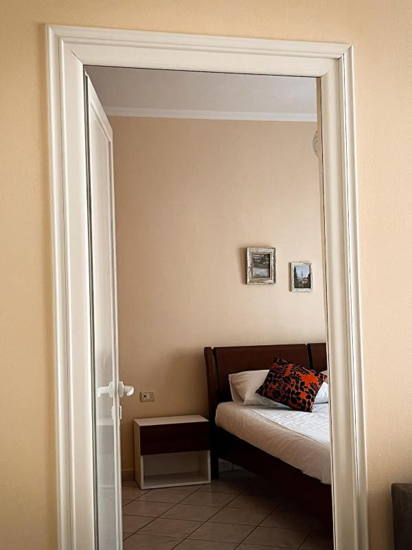 Bright 5th-Floor Apartment with Balcony - image 6