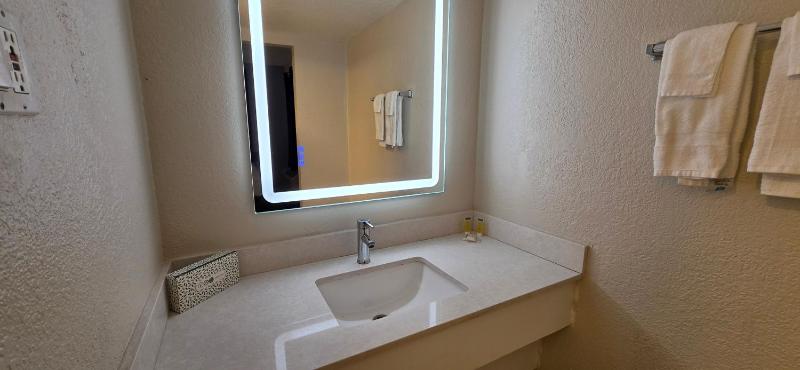 Super 8 by Wyndham Austin South - image 14