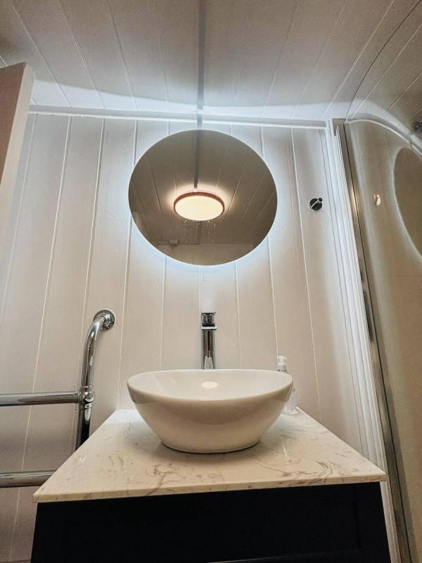 Stylish Central Cottage with Sunny Patio - image 35