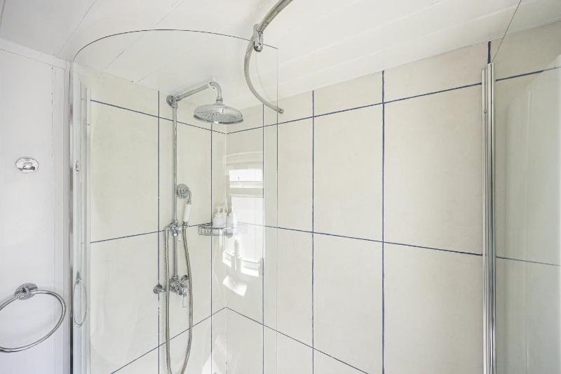 Stylish Central Cottage with Sunny Patio - image 28