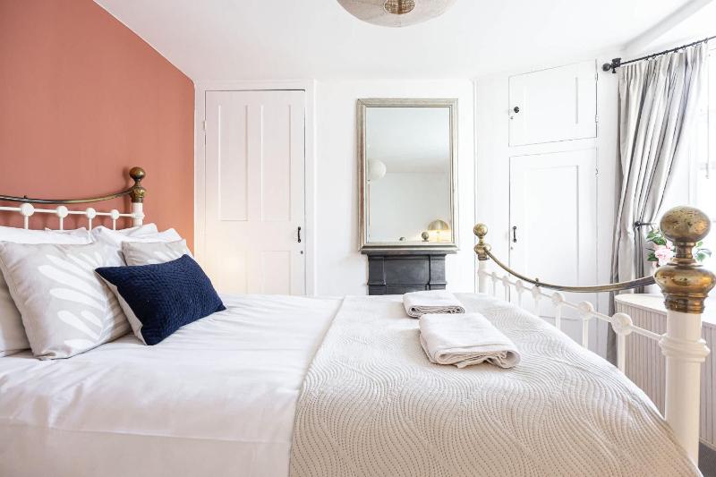Stylish Central Cottage with Sunny Patio - image 7