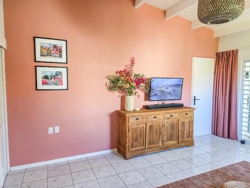 Modern Apartment Huge Pool Near Mambo Beach Free Parking - image 9