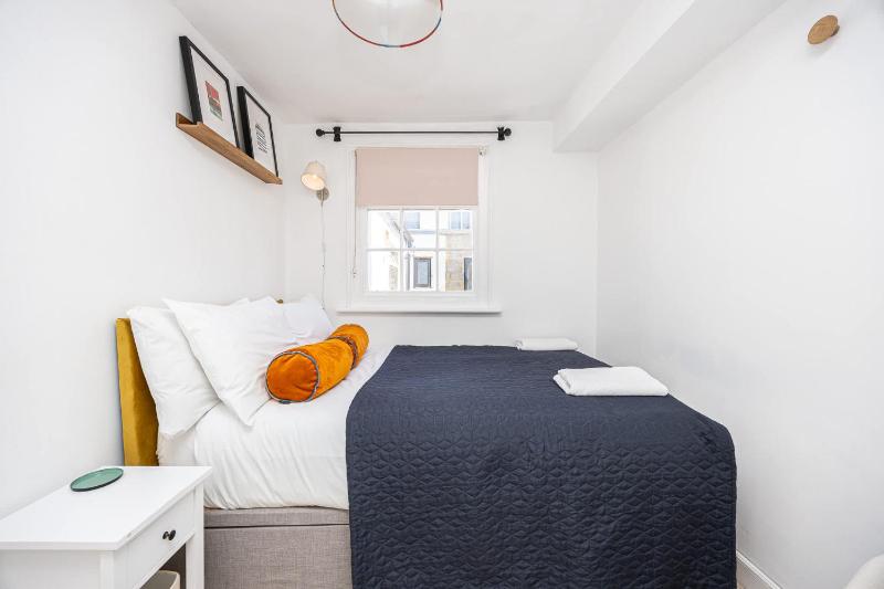 Stylish Central Cottage with Sunny Patio - image 16