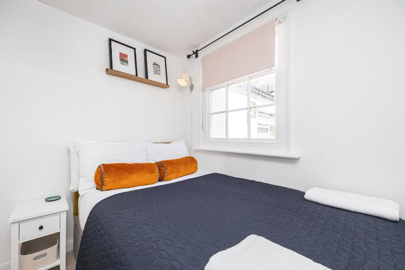 Stylish Central Cottage with Sunny Patio - image 15