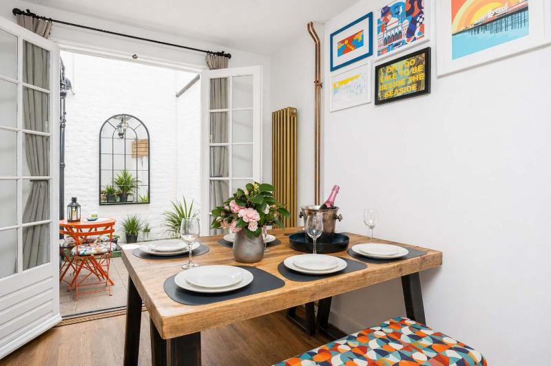 Stylish Central Cottage with Sunny Patio - image 29