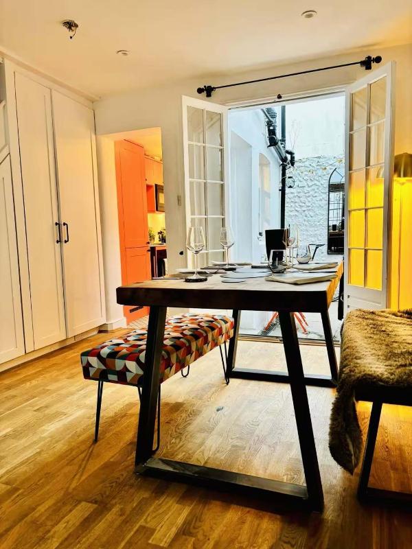 Stylish Central Cottage with Sunny Patio - image 19