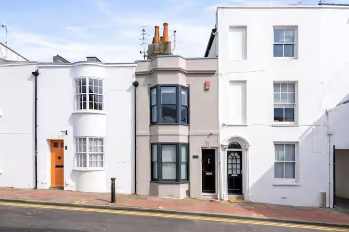 Stylish Central Cottage with Sunny Patio - image 25