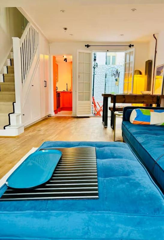 Stylish Central Cottage with Sunny Patio - image 17