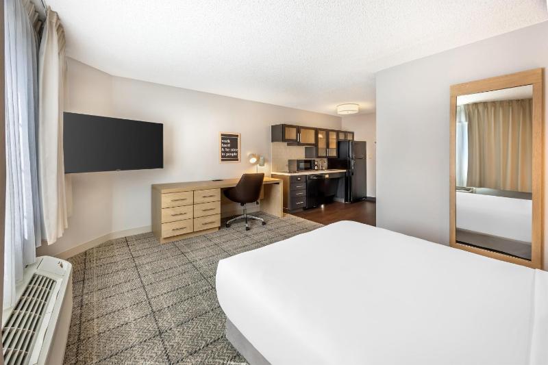 Queen Studio Suite with Bathtub - Mobility Accessible
